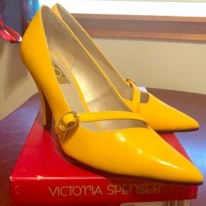 Yellow pumps!! 👠